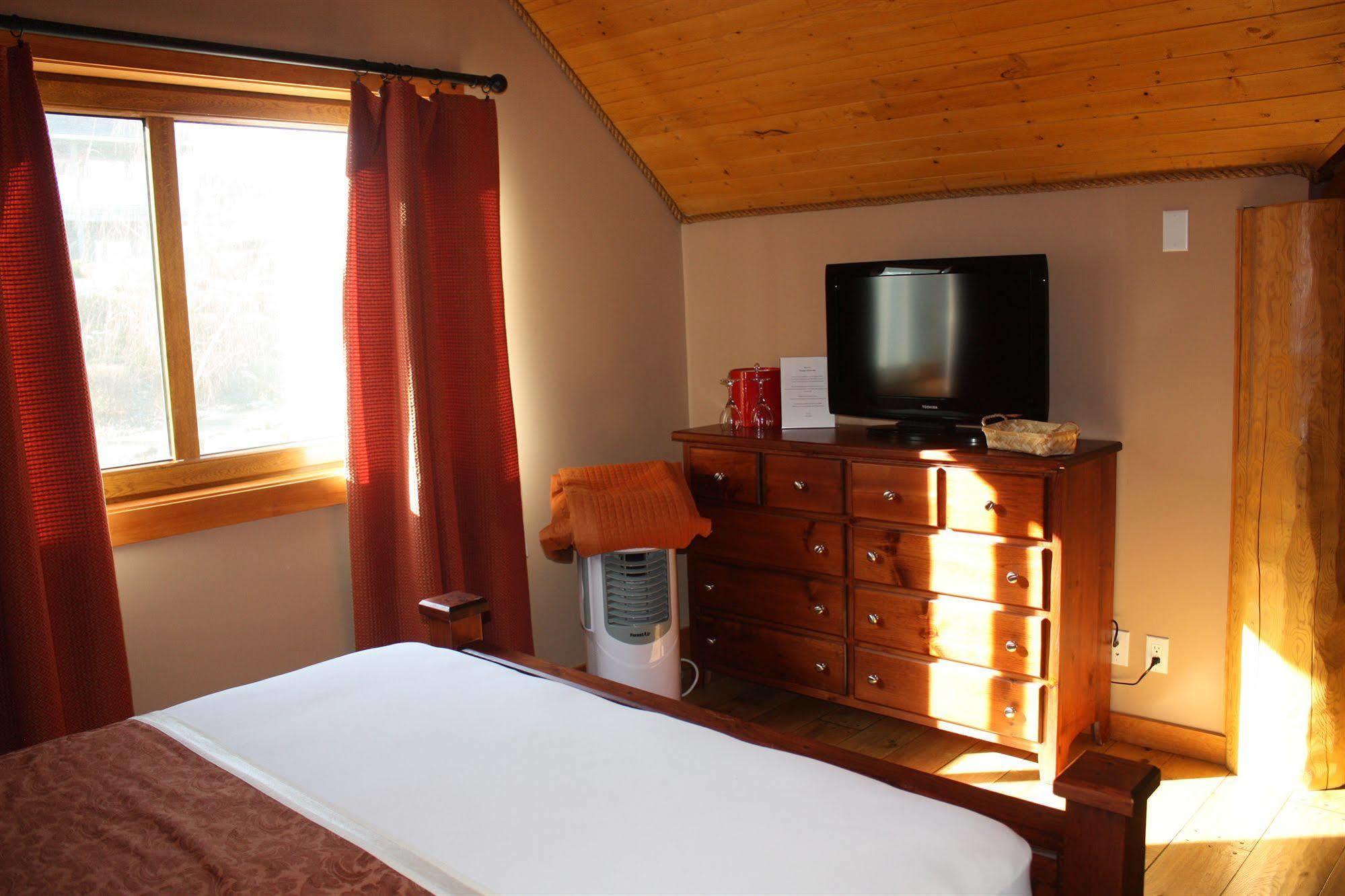 A Okanagan Lakeview Inn Kelowna Bagian luar foto